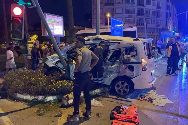 Antalya’da kırmızı ışık ihlali kazayı da beraberinde getirdi: 3’ü ağır 6 yaralı 