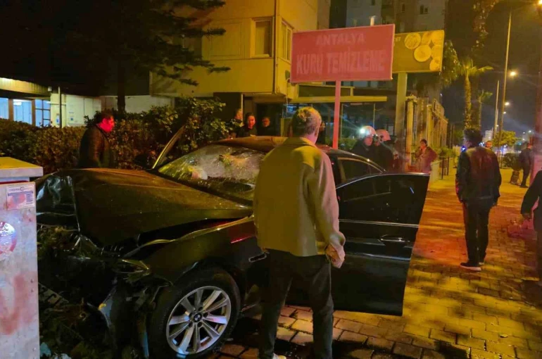 Antalya’da kontrolden çıkan lüks otomobil duvara çarptı: 1 ölü 