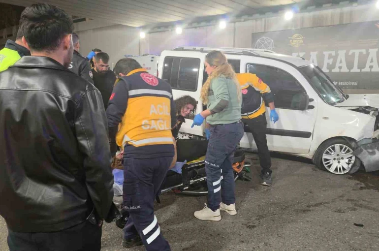 Antalya’da kontrolden çıkan otomobil bariyerlere çarptı: 3 yaralı 