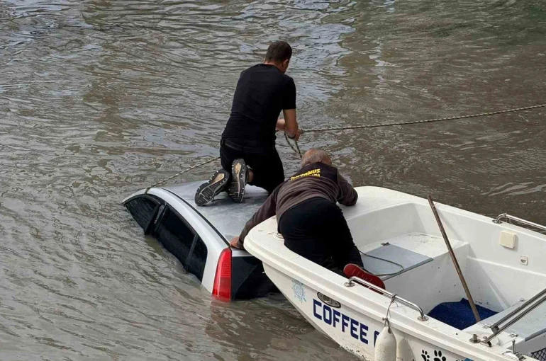 Antalya’da kontrolden çıkan otomobil ırmağa uçtu