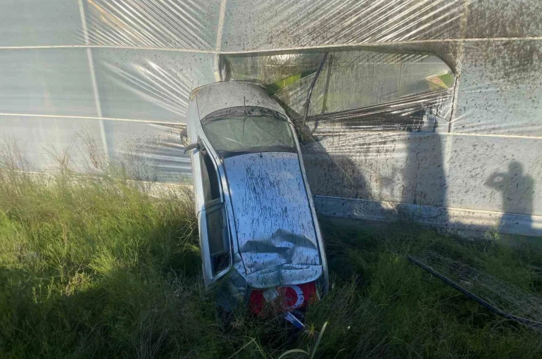 Antalya’da kontrolden çıkan otomobil muz serasına girdi: 1 yaralı 