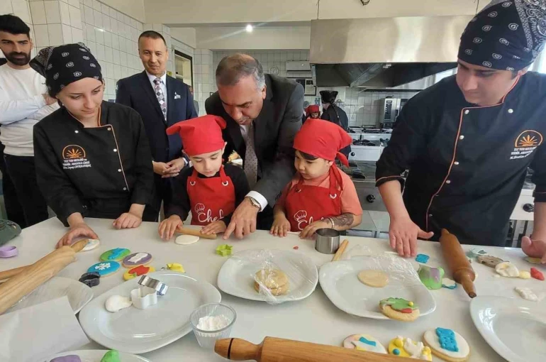 Antalya’da minikler mutfağa girdi, renkli kurabiyeler ortaya çıktı 