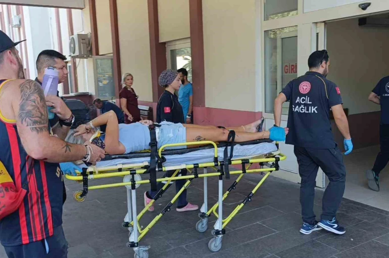 Antalya’da motosiklet devrildi: 2 Hollandalı turist yaralandı