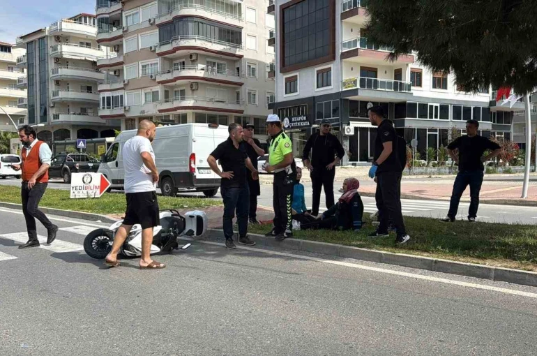 Antalya’da motosikletler çarpıştı: 3 yaralı 