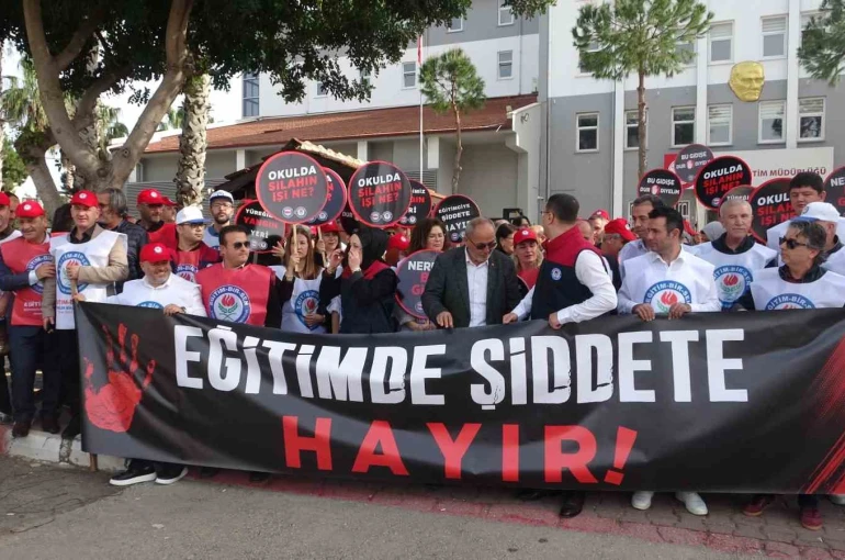 Antalya’da okullara yapılan saldırılar protesto edildi 