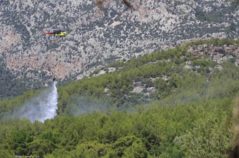 Antalya’da ormanlık alanda çıkan yangın büyümeden kontrol altına alındı 