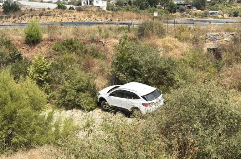 Antalya’da otomobil dereye uçtu: 1 yaralı