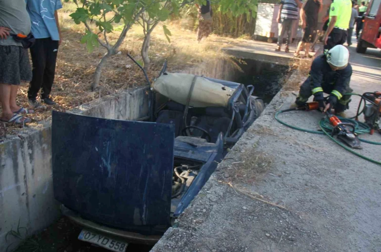 Antalya’da otomobil sulama kanalına düştü, sürücü yaralandı