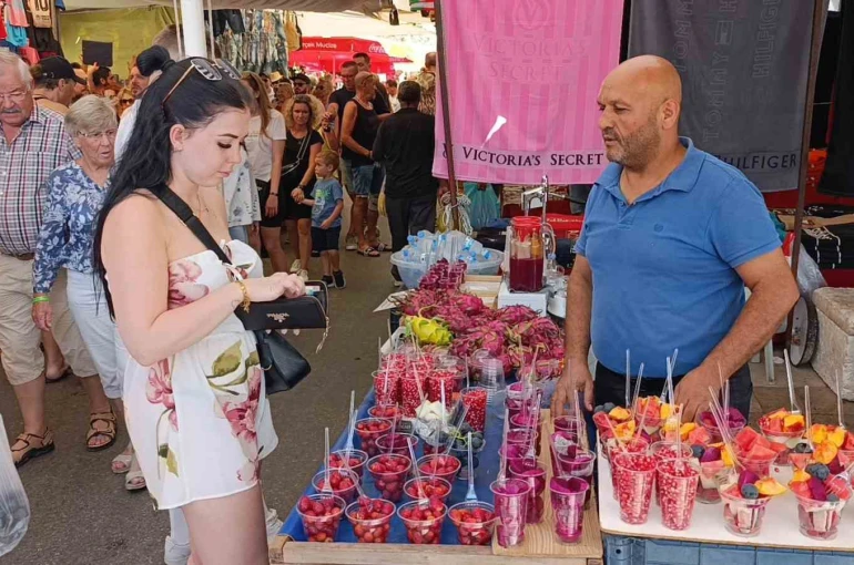 Antalya’da perşembe pazarına Alman turist akını