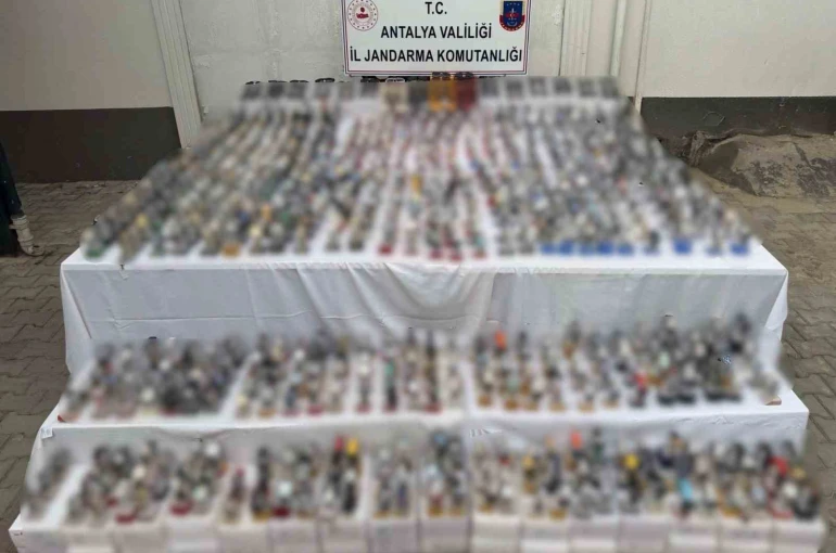 Antalya’da piyasa değeri 15 milyon lira olan kaçak gözlük ve saatler ele geçirildi 