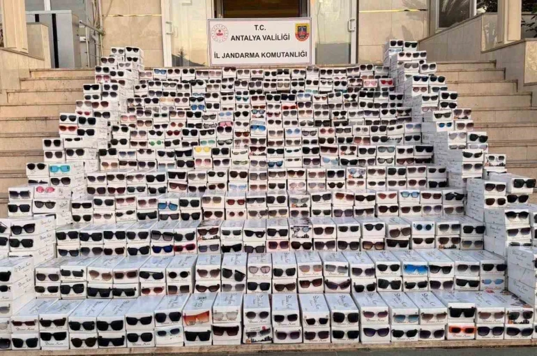 Antalya’da piyasa değeri 20 milyon olan 20 bin kaçak gözlük ele geçirildi 