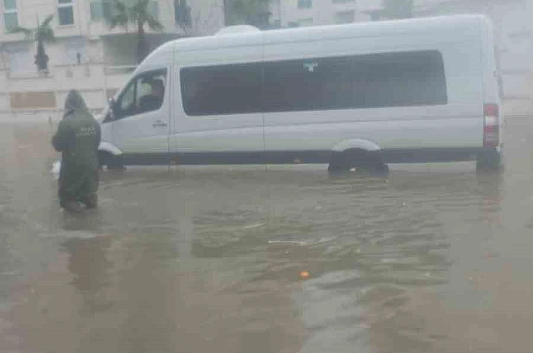 Antalya’da sağanak etkili oldu,araçlar yollarda ilerlemekte zorlandı 