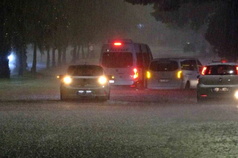 Antalya’da sağanak yolları göle döndürdü, araçların mahsur kaldığını gören diğer sürücüler kaldırımlardan ilerledi
