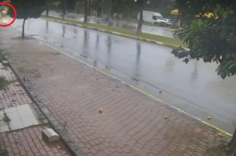 Antalya’da seyir halindeki otomobil bir anda alev topuna döndü, sürücü kendini dışarıya attı 