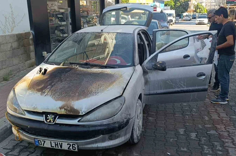Antalya’da seyir halindeki otomobil yandı 