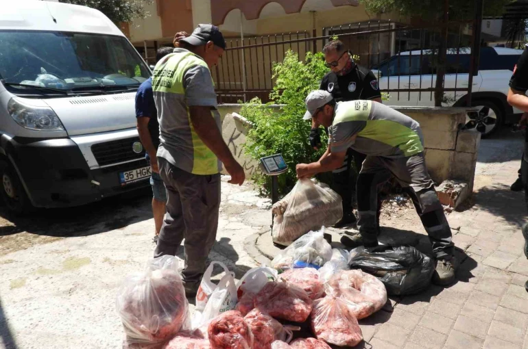 Antalya’da son kullanma tarihi bulunmayan ve süresi geçmiş 152 kilo et ile 20 bidon turşuya el konuldu