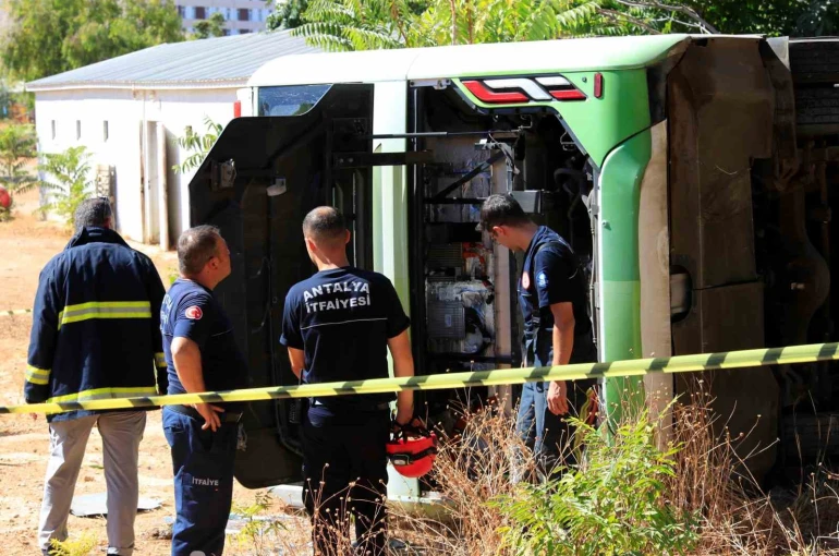 Antalya’da sürücüsü direksiyon başında rahatsızlanan elektrikli otobüs devrildi, sürücü hayatını kaybetti
