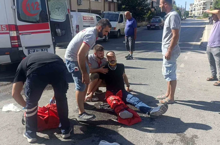 Antalya’da tur aracıyla çarpışan motosikletli yaralandı