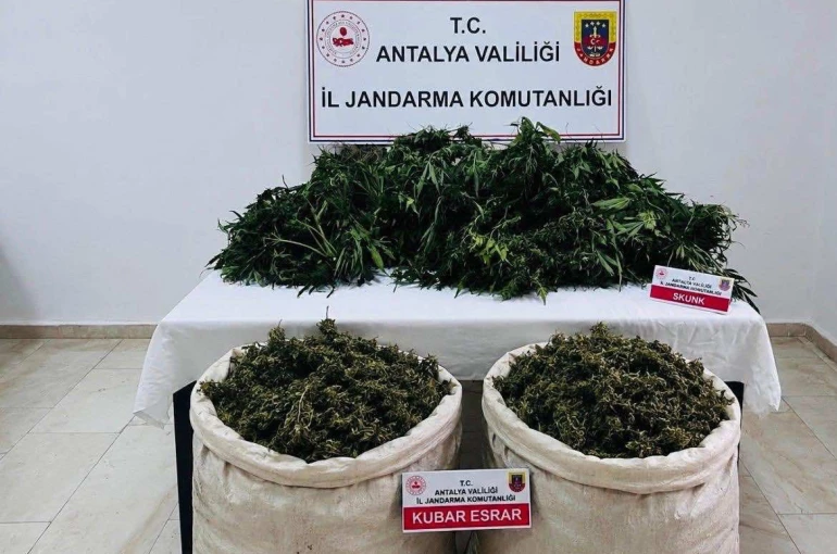 Antalya’da uyuşturucu operasyonunda 11 kilo 100 gram kubar esrar ele geçirildi 