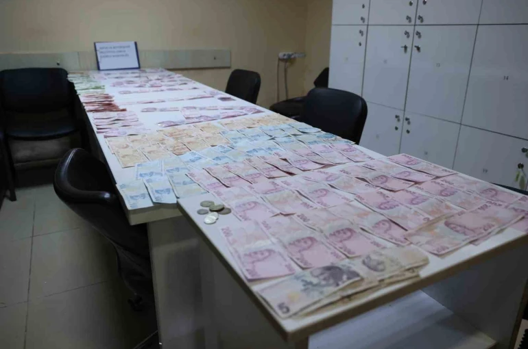 Antalya’da yakalanan dilencinin üzerinden 17 bin TL çıktı