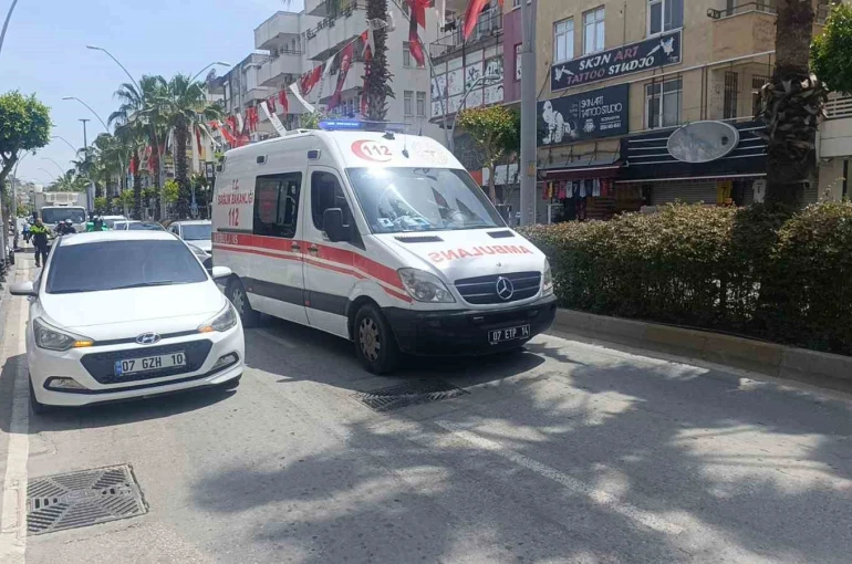 Antalya’da yaya geçidinden geçmeye çalışan Alman turistin ayağını otomobil ezdi 
