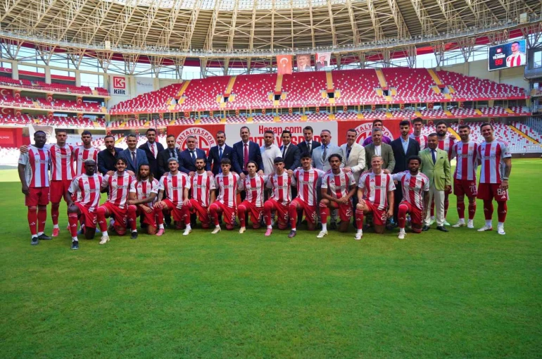 Antalyaspor, yeni transferlerini ve A takıma yükselen genç oyuncularını taraftara tanıttı