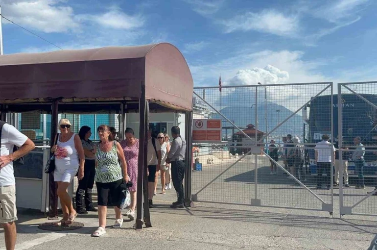 Antalya’ya turist akını devam ediyor: İngiliz turistleri taşıyan lüks kruvaziyer Alanya’ya demirledi 