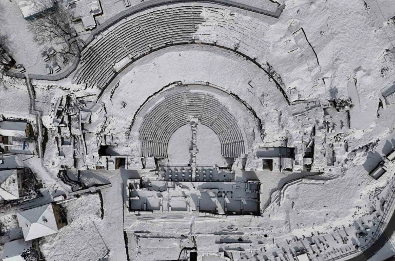 Antik kent karla kaplandı 