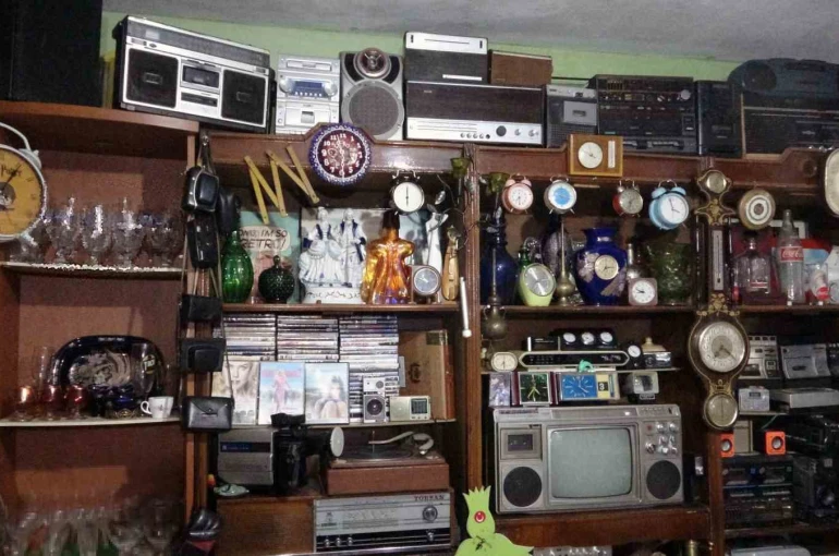 Antika tutkusu ile bodrum katını müzeye çevirdi 