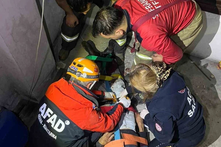 Apartman boşluğuna düşerek yaralanan yaşlı adamı ekipler kurtardı 