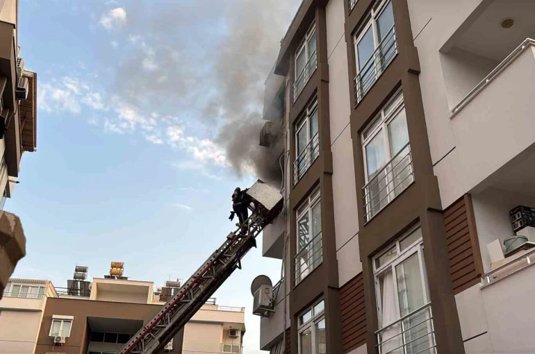 Apartman dairesi yangında kullanılamaz hale geldi