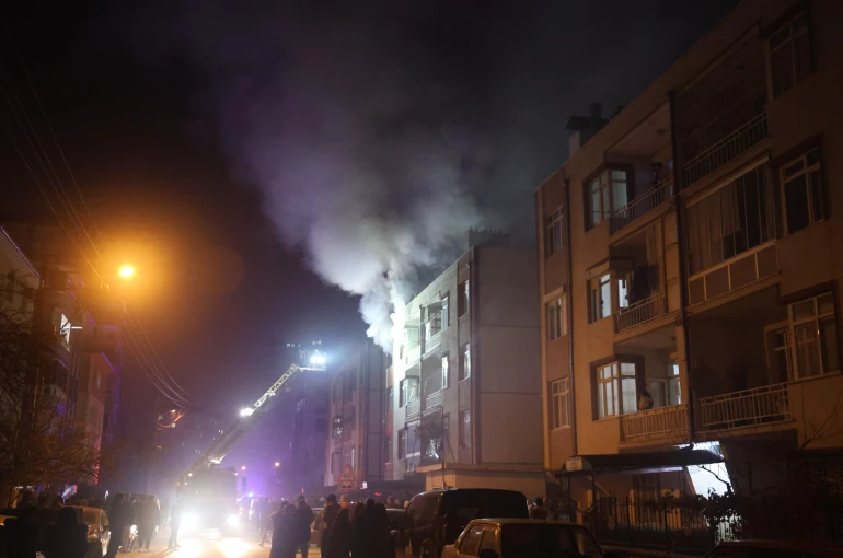 Apartman dairesinde korkutan yangın