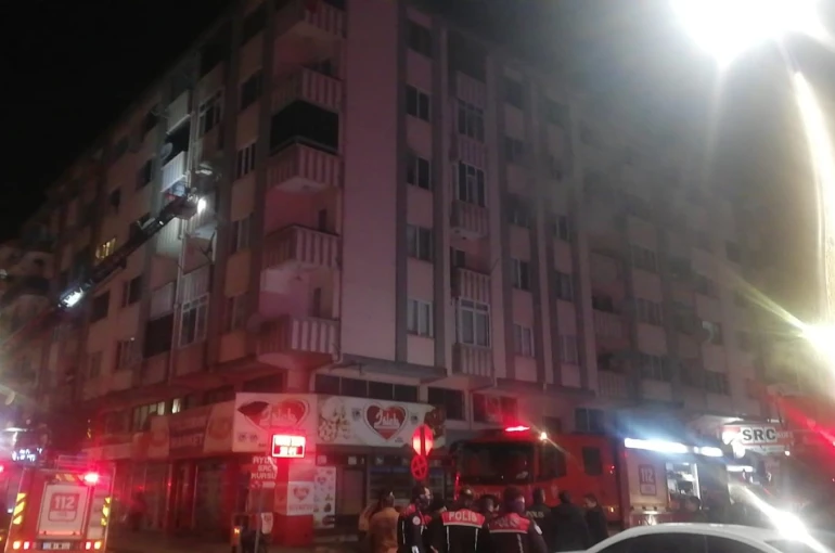 Apartmanda çıkan yangında 5 kişi dumandan etkilendi 