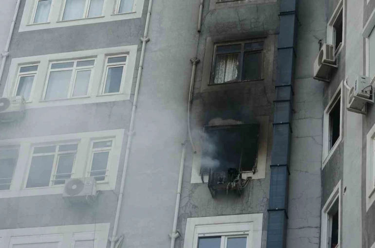 Apartmanda yangın paniği: 5 kişi dumandan etkilendi