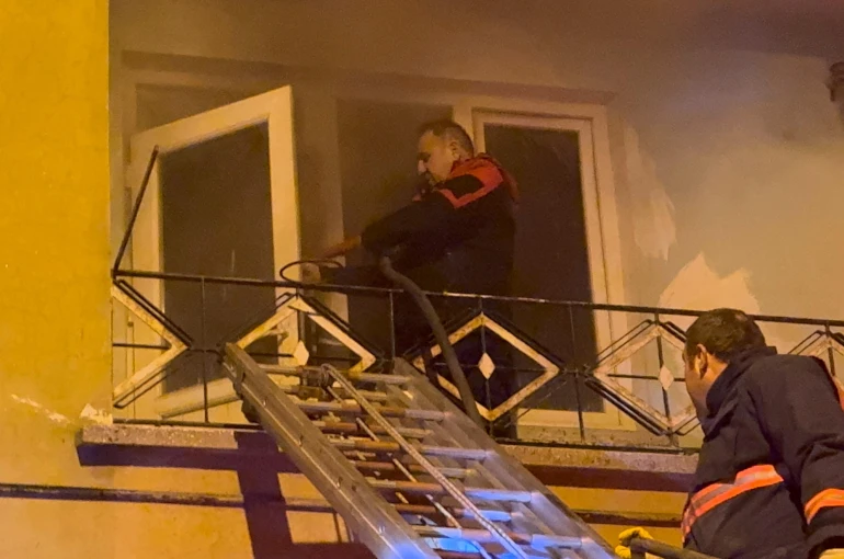 Apartmandaki yangında 10 kişi dumandan etkilendi