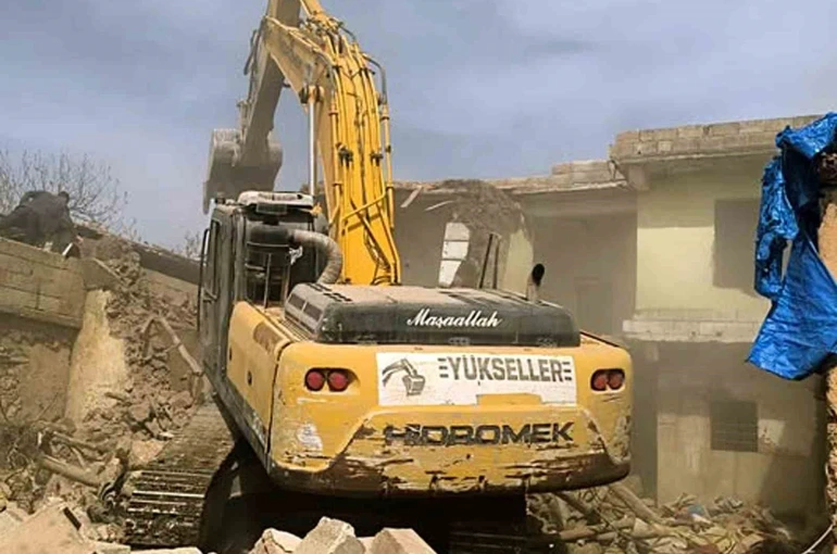 Araban’da depremde hasar gören binaların yıkımına devam ediliyor 