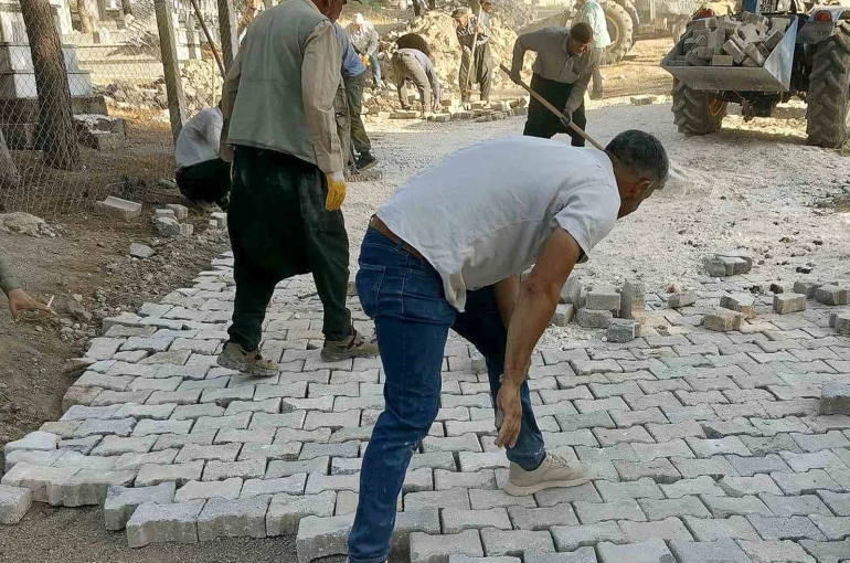 Araban’da mahalle mezarlığı imece usulüyle parke taşına kavuştu 