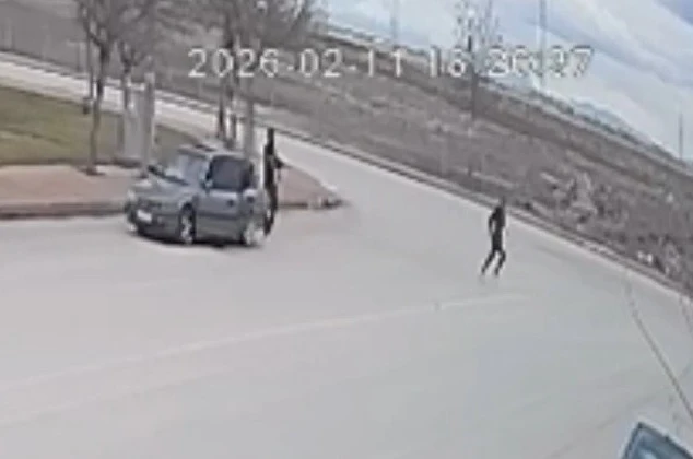 Arabasını boyatmasında yardım eden arkadaşına av tüfeği ile saldırdı