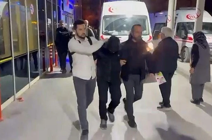 Arabasını boyatmasında yardım eden arkadaşına av tüfeği ile saldırdı