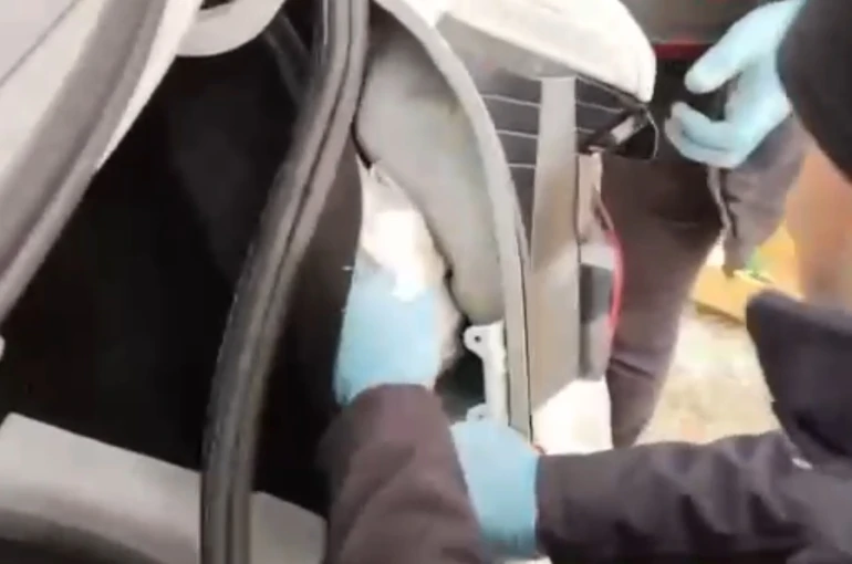 Arabaya uyuşturucu zulalayan şahıslar polisten kaçamadı: 3 tutuklama