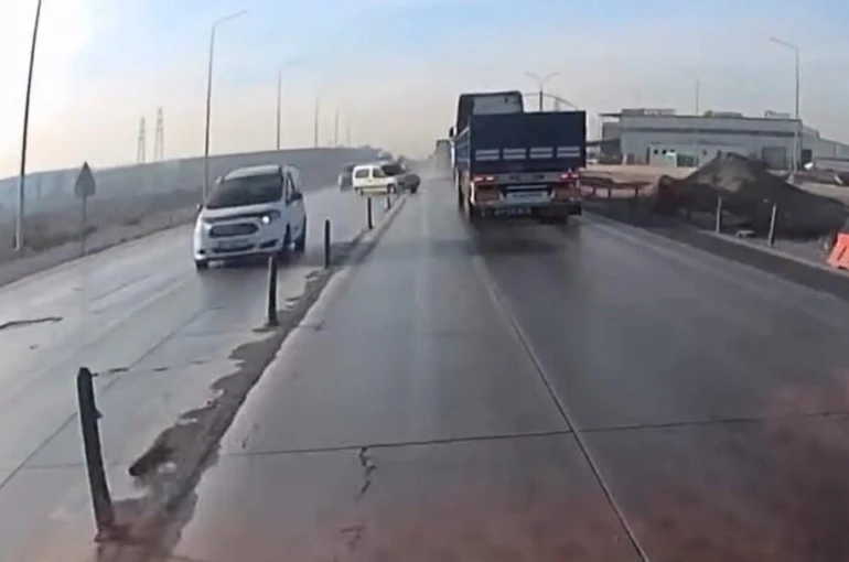 Araç sollamak isterken tırın önünde kaldı: 6 yaralı