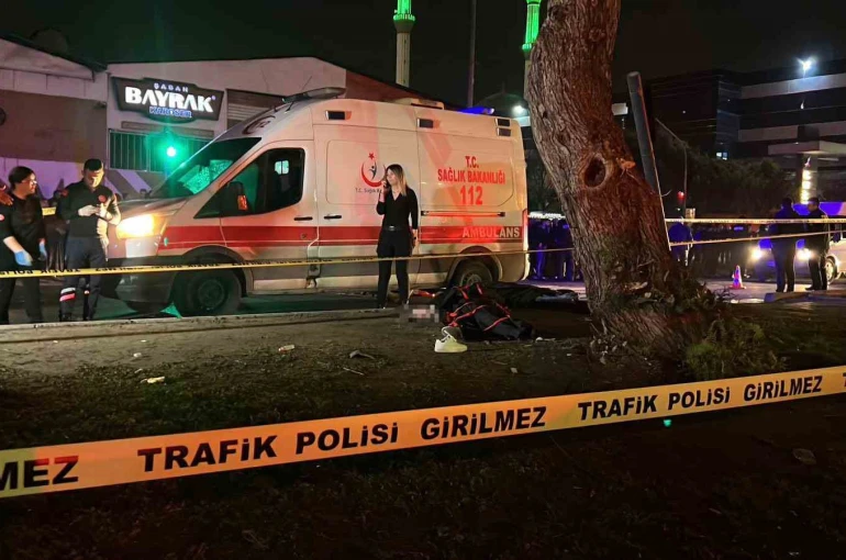 Araç yaya geçidinden geçmek isteyen vatandaşlara çarptı: 3 ölü, 3 yaralı 
