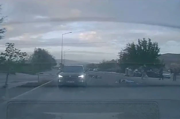 Aracın altında kalmaktan şans eseri kurtuldu 