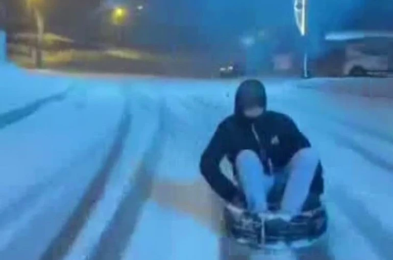 Aracın arkasına lastik bağlayıp oturdu, karda kayıp kayıt aldırdı 