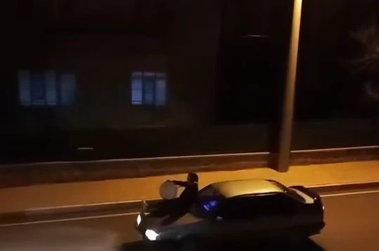 Aracın üzerine çıkan davulcu mahalleliyi sahura böyle uyandırdı 