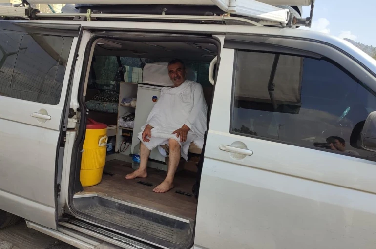 Aracını karavana çevirdi, Bursa'dan Mekke'ye kadar geldi