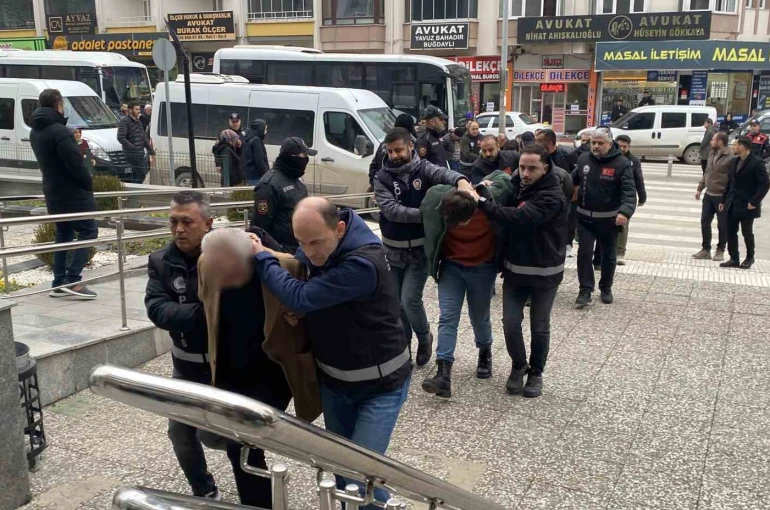 Aracını satmak isteyen vatandaşları milyonlarca lira dolandıran şebekeye 5 ilde operasyon: 14 gözaltı 