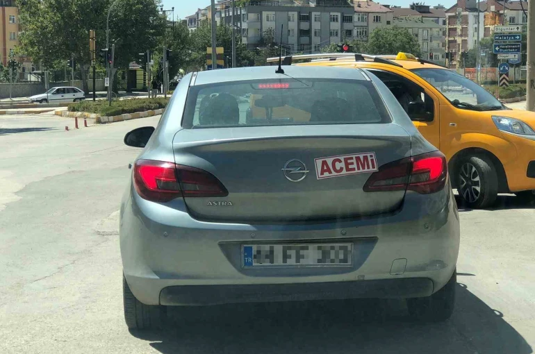 Aracının arkasına ‘acemi’ yazıp trafiğe çıktı