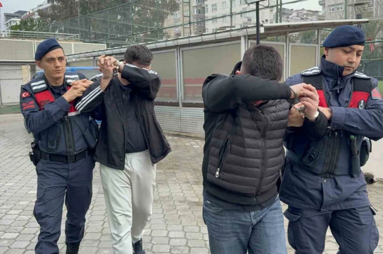 Araçlarında uyuşturucu hap ele geçirilen 2 kişi gözaltına alındı