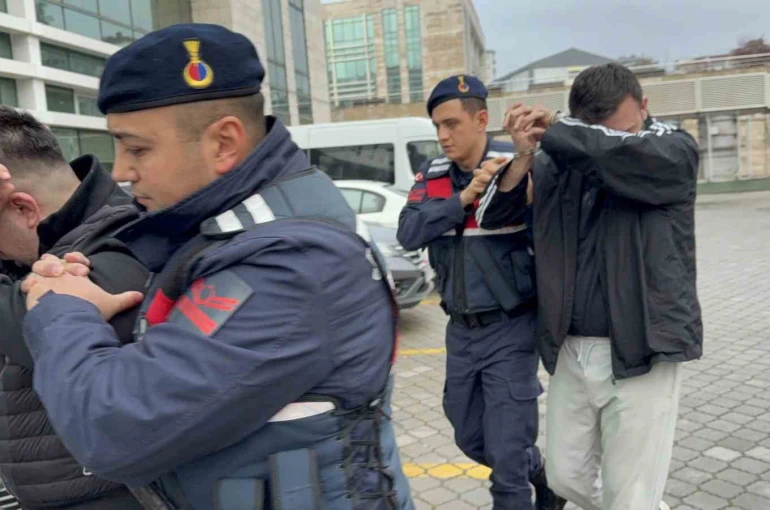 Araçlarında uyuşturucuyla yakalanan 2 kişi tutuklandı